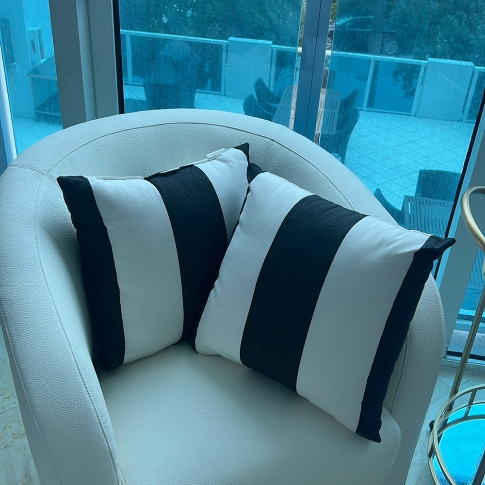 2 accent pillows.